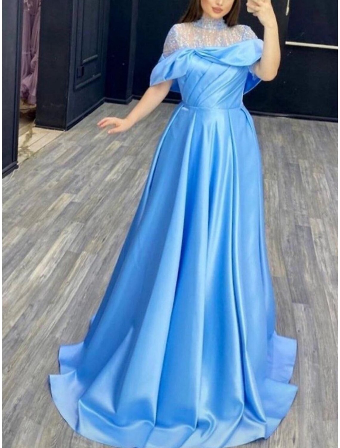 Abito da sera a trapezio, elegante, formale, con strascico a ruota, manica corta, collo alto, raso con pieghe e cristalli